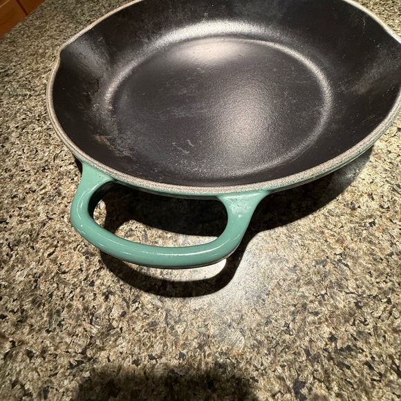 Le Creusetsignature 10.25 “ cast iron skillet in Artichaut